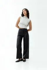 Pantalón de cuero sintético negro, de corte ancho y tiro alto.