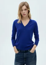 Jersey azul eléctrico de punto fino con cuello pico y manga larga.