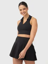 Top deportivo negro con cuello polo y corte cropped.