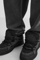 Zapatilla deportiva estilo skate, color negro y gris. Parte superior fabricada en combinación de piezas y materiales. Lengüeta acolchada. Detalle de cordones de cuerda. Tirador trasero para facilitar el calce. Piso con volumen y diseño irregular.