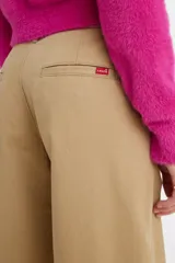 Pantalón color beige de corte ancho con tiro medio.