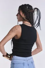 Musculosa negra de morley con breteles finos.