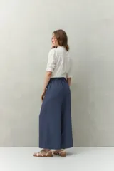 Pantalón palazzo color crema, de tiro medio con cintura elastizada en la parte posterior. Confeccionado en mezcla de lino y viscosa.