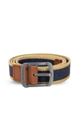 Cinturón casual negro de tela canvas con hebilla metálica plateada y detalles en cuero sintético negro.
