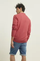 Sweater marrón de punto fino con cuello redondo y mangas largas.