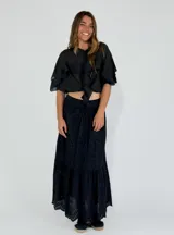 Pollera larga negra con bordado calado y volado en el ruedo.