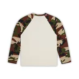 Remera manga larga raglán color crema con mangas camufladas y estampado rojo con el logo de la marca en el pecho.