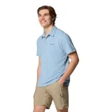 Remera tipo polo celeste con tecnología Omni-Wick que absorbe la humedad y tela elástica en cuatro direcciones. Logo de Columbia bordado en el pecho. Ideal para uso casual.