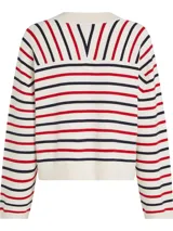 Sweater de punto color crema con rayas horizontales rojas y azul marino. Tiene cuello en V, mangas largas y logo de Tommy Hilfiger bordado en el pecho.