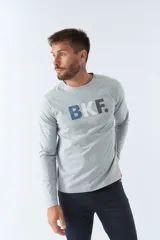 Remera gris de manga larga con cuello redondo y estampado frontal con las letras "BKF" en azul y negro.
