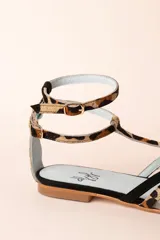 Sandalias tipo cangrejeras con estampado animal print y detalles en ante.