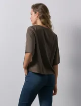 Blusa marrón de lyocell con escote en V y mangas cortas.