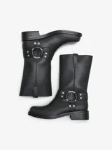 Botas biker negras de caña media, con hebillas y arnés metálico.