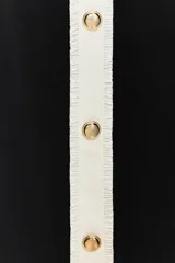 Vestido midi negro de tejido elástico, con escote recto y hombros descubiertos. Presenta falsos bolsillos con botón en el delantero, acabados a contraste en blanco y cierre frontal con botones.