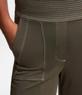 Pantalón pantalona color verde militar, de algodón, con cintura elástica, bolsillos laterales y pespuntes contrastantes.