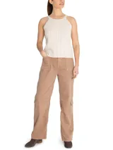 Musculosa color beige con diseño de trenzas, cuello redondo y breteles anchos.