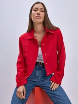 Chaqueta de corte corto, color rojo, con cierre frontal y manga larga.