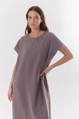 Vestido midi azul de lino y tencel, corte recto y mangas cortas.