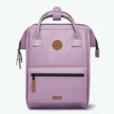 Mochila Cabaia Adventurer Parme de 23 litros, impermeable y vegana, con sistema MOLLE, compartimento acolchado para tablet o PC, correa para sujetar a la maleta y tirantes acolchados antitranspirantes.