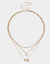 Collar corto dorado multicadena con dije de corazón y letra R.