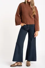 Sweater de punto acanalado color marrón, con cuello alto tipo polera y mangas largas de corte ancho. Posee un diseño oversize confeccionado en mezcla de lana.