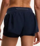 Bermuda deportiva de microfibra color blanco, corte runner con cintura elástica y forro interno.