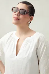 Blusa color rosa pálido de algodón con bordado delicado en las mangas y escote en “V”. Mangas 3/4 con terminación elastizada.