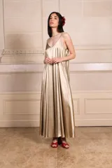 Vestido largo de raso color verde oliva, con breteles finos y escote en V.