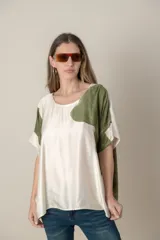 Blusa italiana color natural con estampado de hojas grandes en tonos marrones. Tiene cuello redondo y mangas cortas amplias.