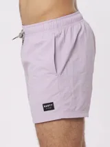 Short de baño color amarillo pastel con cintura elástica y cordón ajustable.