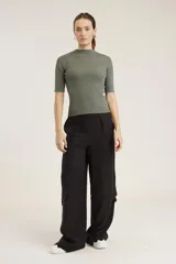 Blusa de punto color beige, de mangas cortas y cuello alto.