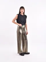 Pantalón brillante plateado con corte amplio y fluido, ideal para ocasiones especiales.