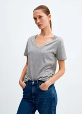 Remera gris de algodón con cuello en V y mangas cortas.