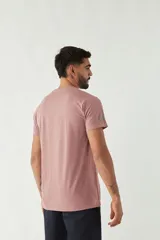 Remera gris de algodón con cuello redondo y logo bordado en el pecho.