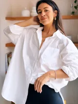 Camisa oversize de gabardina con lycra, color blanco.