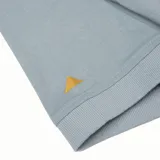 Remera tipo polo color petróleo con cuello de punto acanalado, puños de manga de punto plano y parche de silicona con el logo de Cat en el lado izquierdo del pecho.