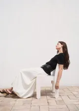 Camiseta de manga corta, cuello de pico y diseño recto, confeccionada en algodón orgánico.