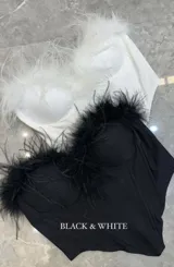 Corset strapless de bengalina con apliques de plumas en el borde superior y cierre en la espalda.