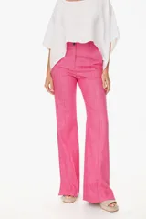 Pantalón de algodón color rosa, de corte recto y estilo fluido.