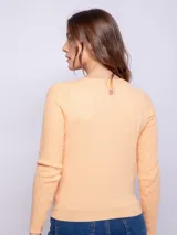 Cardigan de punto color azul con escote en V y botones metálicos, diseño de tramado.