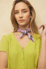 Camisa verde lima de manga corta con escote en V y botones forrados a tono.