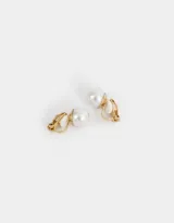 Aros con clip dorados con perlas blancas.