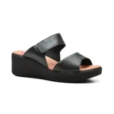 Sandalia de cuero color negro, con plataforma y taco corrido.