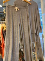 Pantalón palazzo color ladrillo, de morley de viscosa, con cintura elastizada y cordón blanco ajustable.