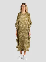 Vestido largo color verde oliva con estampado de hojas en tonos beige, corte amplio, cuello redondo y mangas 3/4 con volados.