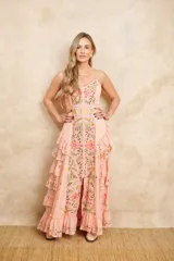 Vestido largo color salmón de algodón con breteles finos regulables, bordado con flores y volados.