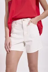 Bermuda de jean color blanco, con bolsillos delanteros y traseros.