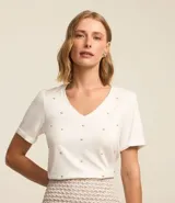 Blusa roja de viscosa con escote en V y corazones metalizados aplicados.