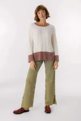 Sweater color camel con tejido de trenzas y terminaciones en color beige.