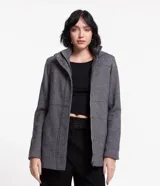 Saco largo de polivelour con textura espina de pez en tonos grises. Tiene cuello alto, capucha, cierre delantero con botón y cremallera, manga larga y bolsillos.